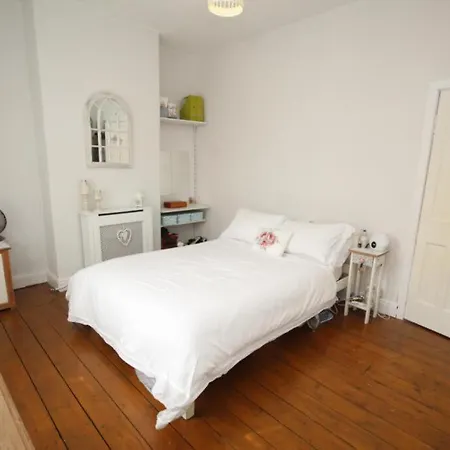 Free Parking Private 4 Bedroom House Apartment *