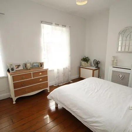 Free Parking Private 4 Bedroom House Apartment Birmingham