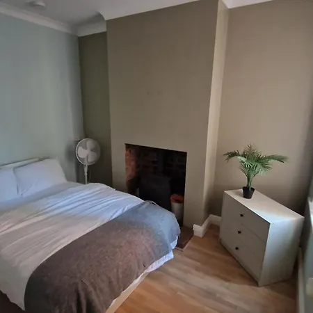 Free Parking Private 4 Bedroom House Apartment *